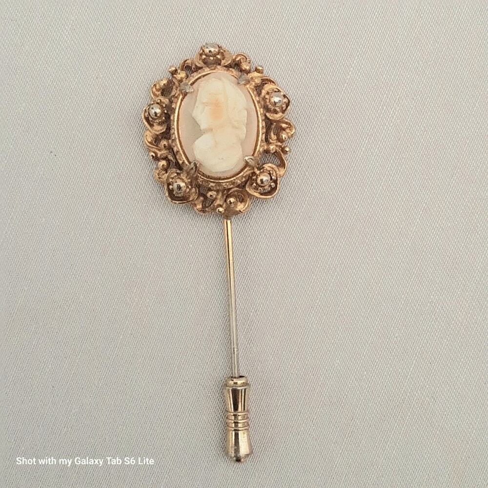 💎Victorian Style Cameo Pin Left Facing Female Profile On Ornate Gold Tone Border